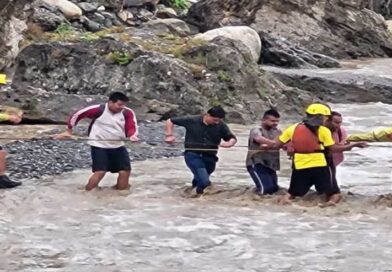देहरादून के गुच्चू पानी में अचानक बढ़ा जलस्तर, 7 टूरिस्ट नदी में फंसे; मचा हड़कप