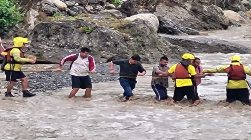 देहरादून के गुच्चू पानी में अचानक बढ़ा जलस्तर, 7 टूरिस्ट नदी में फंसे; मचा हड़कप