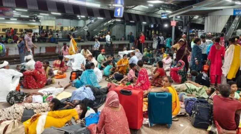 हरिद्वार रेलवे स्टेशन पर उमड़ी श्रद्धालुओं की भीड़, इन 3 शहरों के लिए चलाई गईं स्पेशल ट्रेनें