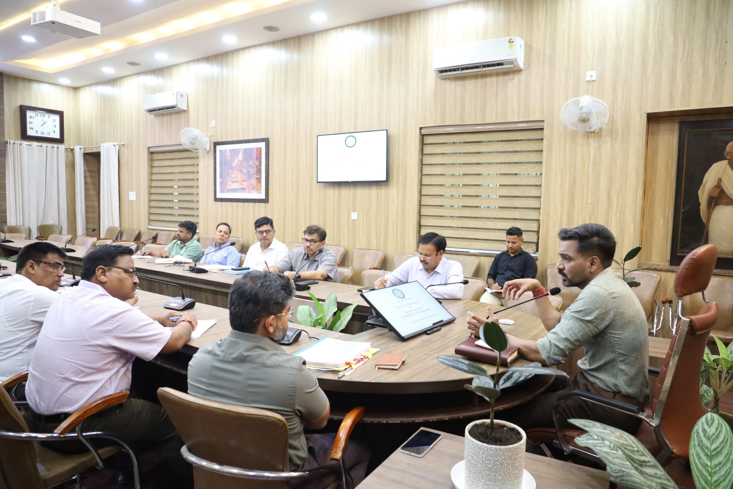जिलाधिकारी ने मुख्य विकास अधिकारी को रिस्पना नदी के पुनर्जीवन अभियान के लिए विभिन्न विभागों के समन्वय से एक प्रभावी टास्कफोर्स गठित करने के दिए निर्देश