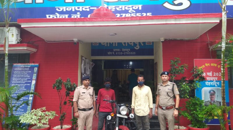 सार्वजनिक स्थान पर हुड़दंग करने वाले युवकों को दून पुलिस ने पहुँचाया सलाखों के पीछे