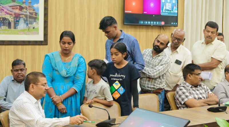 समाधान दिवस में उमड़ा फरियादियों का सैलाब, दर्ज हुईं 176 शिकायतें,
