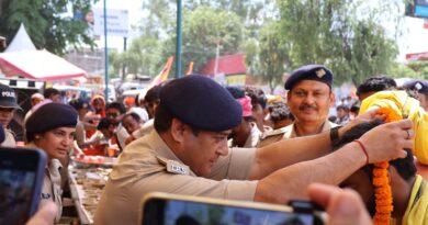 कांवड़ मेले में आये श्रद्धालुओं को फूल माला पहनाकर किया एसएसपी दून ने स्वागत