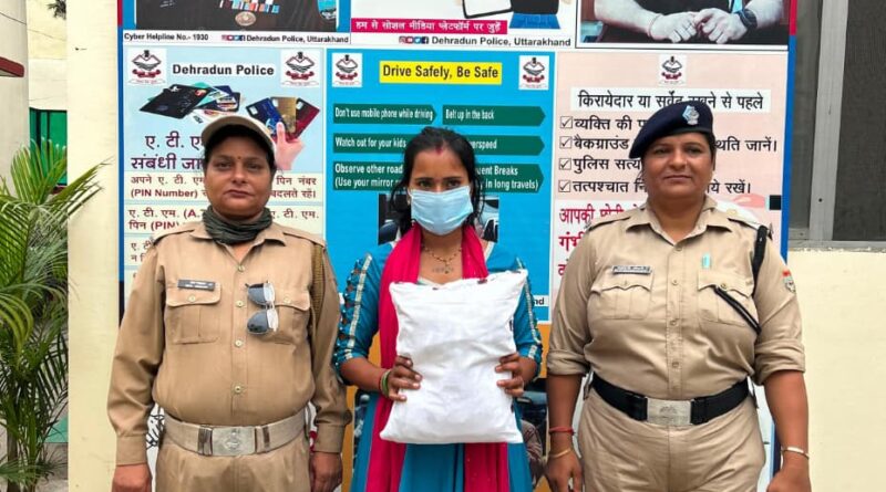 मादक पदार्थो की तस्करी में लिप्त एक महिला नशा तस्कर को दून पुलिस ने किया गिरफ्तार