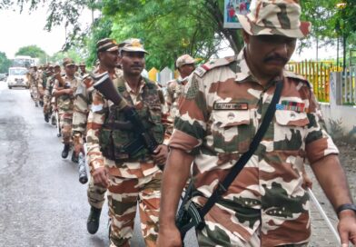 एसएसपी देहरादून के निर्देशों पर पुलिस द्वारा अर्द्ध सैनिक बलों के साथ किया गया फ्लैग मार्च