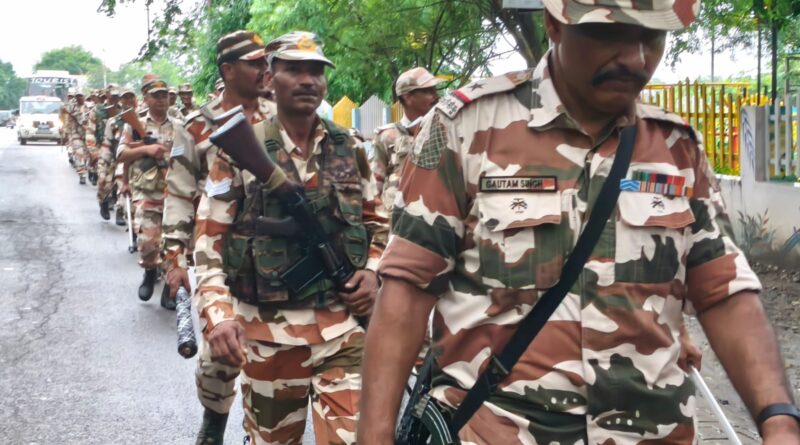 एसएसपी देहरादून के निर्देशों पर पुलिस द्वारा अर्द्ध सैनिक बलों के साथ किया गया फ्लैग मार्च