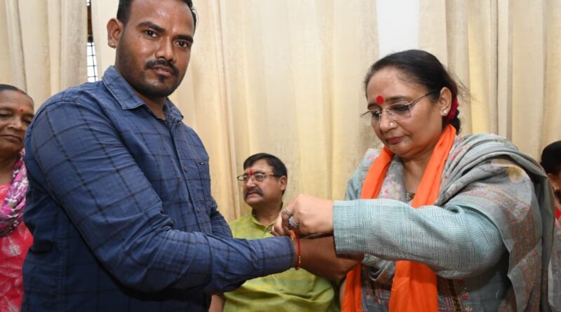 क्षा बंधन केवल भाई-बहन के रिश्ते तक सीमित नहीं है, बल्कि यह एक-दूसरे के प्रति सम्मान, सहयोग और सुरक्षा की भावना को भी करता है मजबूत