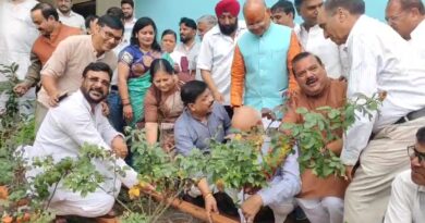 पौधारोपण, फल वितरण, जलाभिषेक व गंगा आरती से की गई प्रदेश अध्यक्ष के दीर्घायु होने की कामना