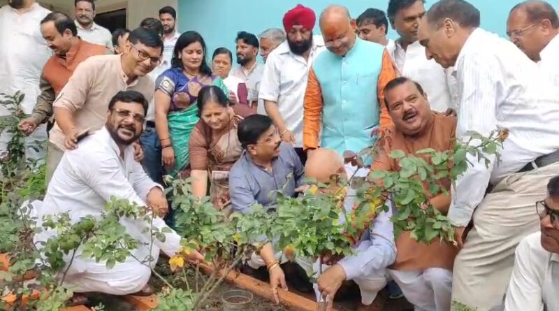 पौधारोपण, फल वितरण, जलाभिषेक व गंगा आरती से की गई प्रदेश अध्यक्ष के दीर्घायु होने की कामना