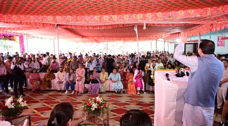 सेवा संकल्प अभियान के तहत देहरादून में आयोजित बहुउद्देशीय शिविर में मुख्यमंत्री ने किया प्रतिभाग, विभागीय स्टॉलों का किया अवलोकन