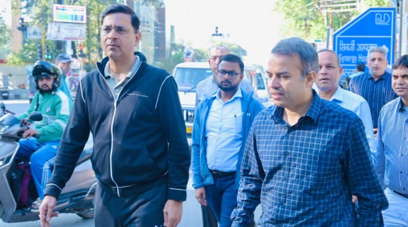 सड़क सुधार कार्यों की पड़ताल करने तड़के मैदान में उतरे सचिव लोक निर्माण विभाग पंकज कुमार पांडेय